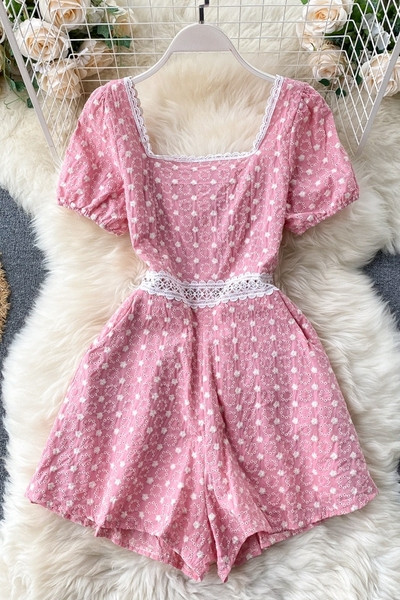 Lühikesed naiste kombinesoonid kandilise kaelusega ja lühikeste varrukatega