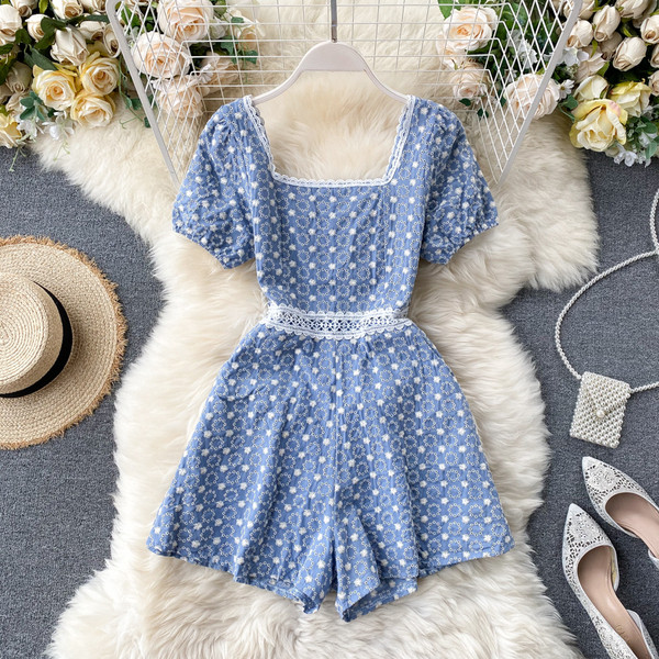 Lühikesed naiste kombinesoonid kandilise kaelusega ja lühikeste varrukatega