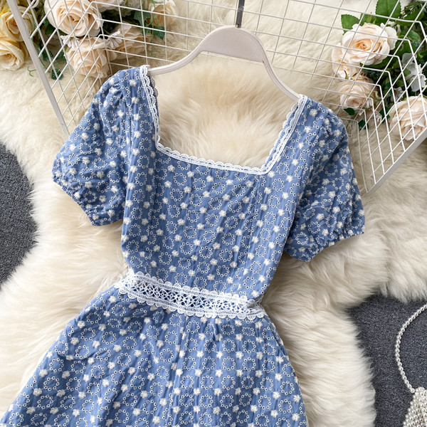 Lühikesed naiste kombinesoonid kandilise kaelusega ja lühikeste varrukatega