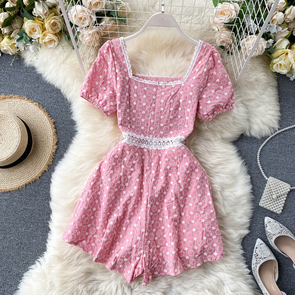 Lühikesed naiste kombinesoonid kandilise kaelusega ja lühikeste varrukatega