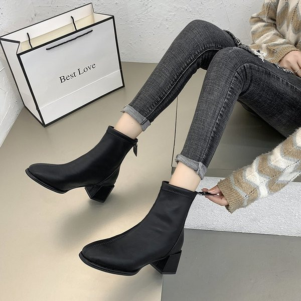 Μοντέρνες γυναικείες μπότες από οικολογικό δέρμα με τετράγωνη φτέρνα