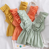 Modern női felső fürtökkel és spitz nyakkivágással