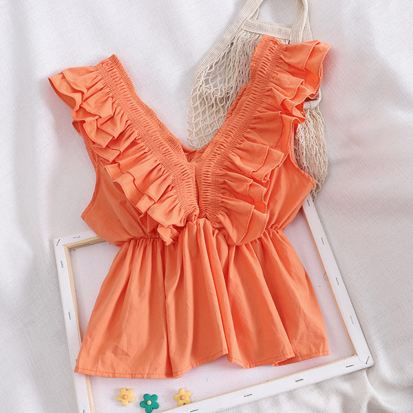 Modern női felső fürtökkel és spitz nyakkivágással