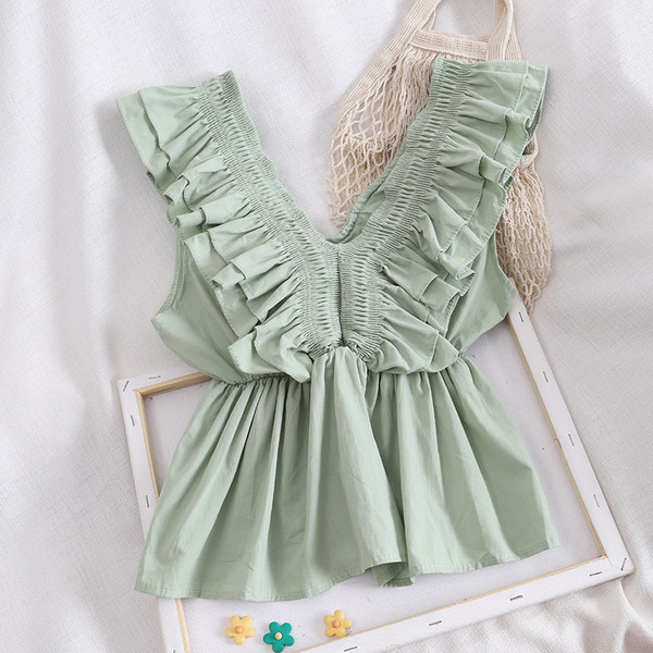 Modern női felső fürtökkel és spitz nyakkivágással