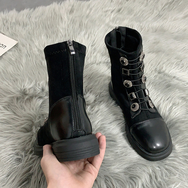 Γυναικείες καθημερινές μπότες casual με κουμπιά σε μαύρο χρώμα - δύο μοντέλα