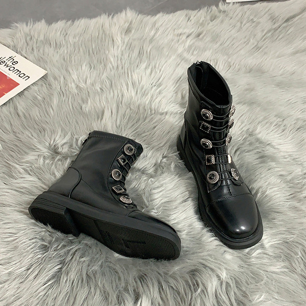 Γυναικείες καθημερινές μπότες casual με κουμπιά σε μαύρο χρώμα - δύο μοντέλα