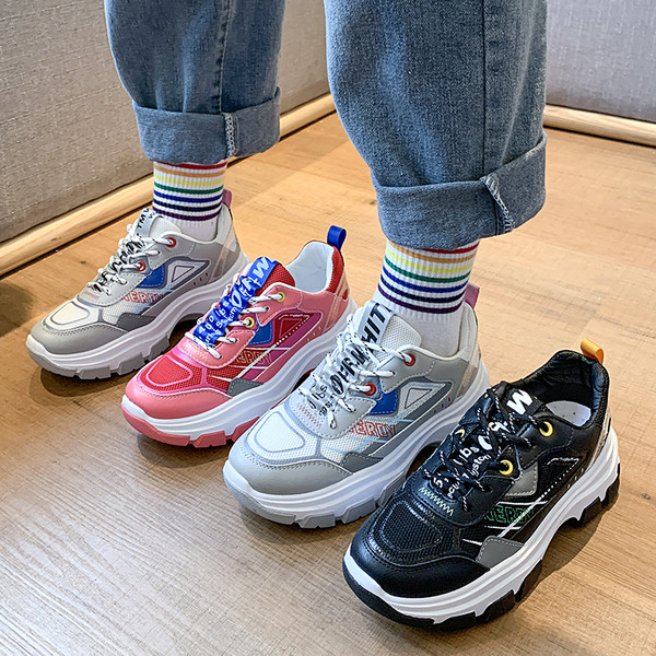 Új, fűzős női tornacipő modell