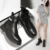 Γυναικείες μοντέρνες μπότες με επιγραφή