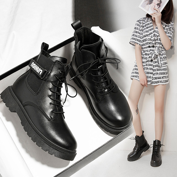 Γυναικείες μοντέρνες μπότες με επιγραφή