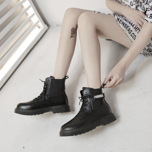 Γυναικείες μοντέρνες μπότες με επιγραφή