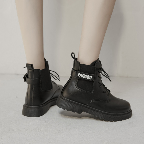 Γυναικείες μοντέρνες μπότες με επιγραφή