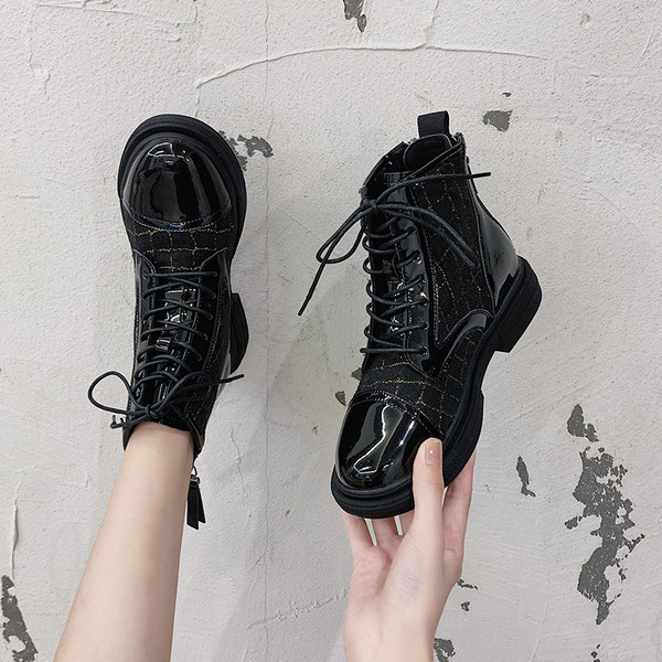 Γυναικείες μπότες με φερμουάρ και επίπεδη σόλα