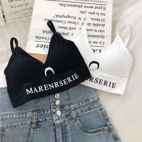 Rövid női felső vékony pánttal és hímzéssel