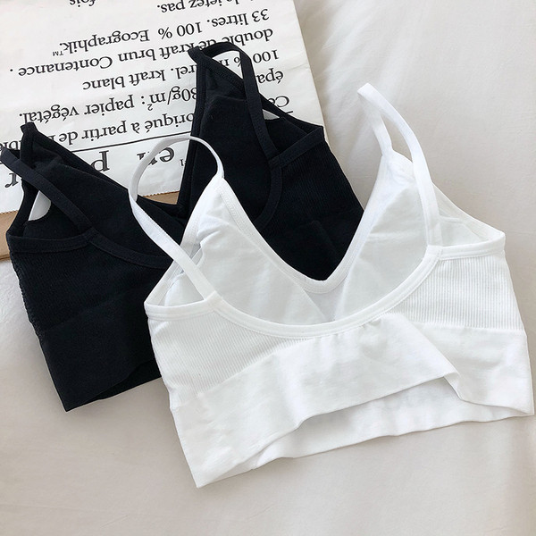 Rövid női felső vékony pánttal és hímzéssel