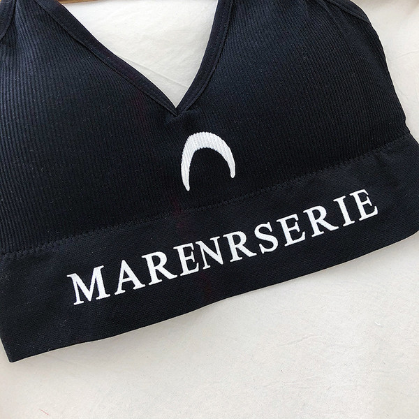 Rövid női felső vékony pánttal és hímzéssel