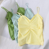 Aktuális női felső spitz nyakkivágással és vékony pántokkal