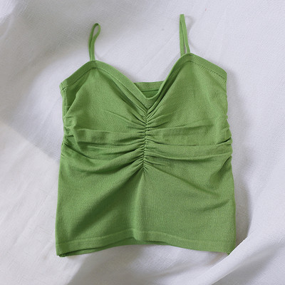 Aktuális női felső spitz nyakkivágással és vékony pántokkal