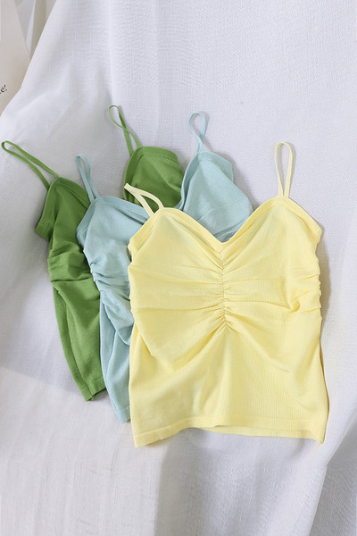 Aktuális női felső spitz nyakkivágással és vékony pántokkal