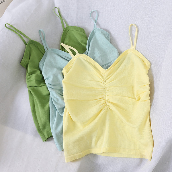 Aktuális női felső spitz nyakkivágással és vékony pántokkal