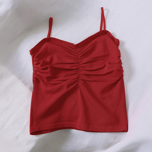 Aktuális női felső spitz nyakkivágással és vékony pántokkal