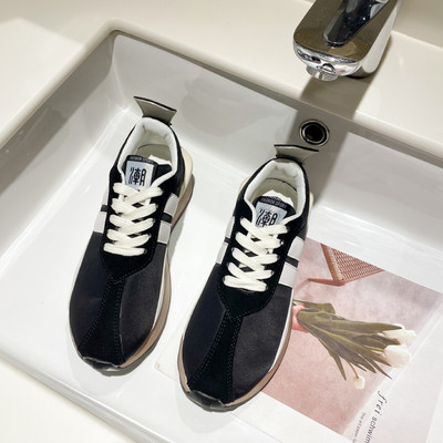 Νέο μοντέλο γυναικεία αθλητικά παπούτσια με κορδόνια και έμβλημα