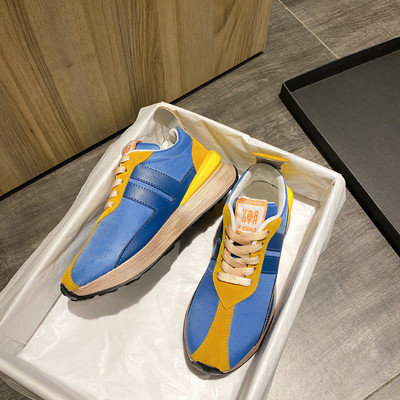 Νέο μοντέλο γυναικεία αθλητικά παπούτσια με κορδόνια και έμβλημα