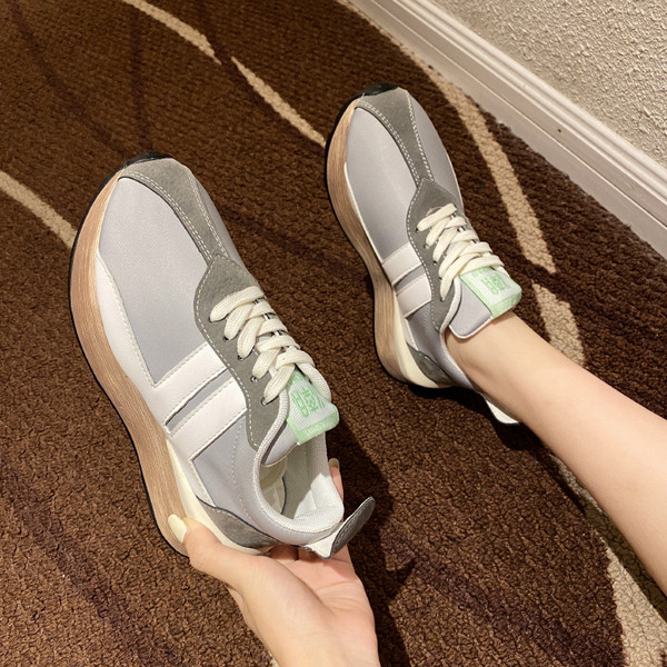 Νέο μοντέλο γυναικεία αθλητικά παπούτσια με κορδόνια και έμβλημα