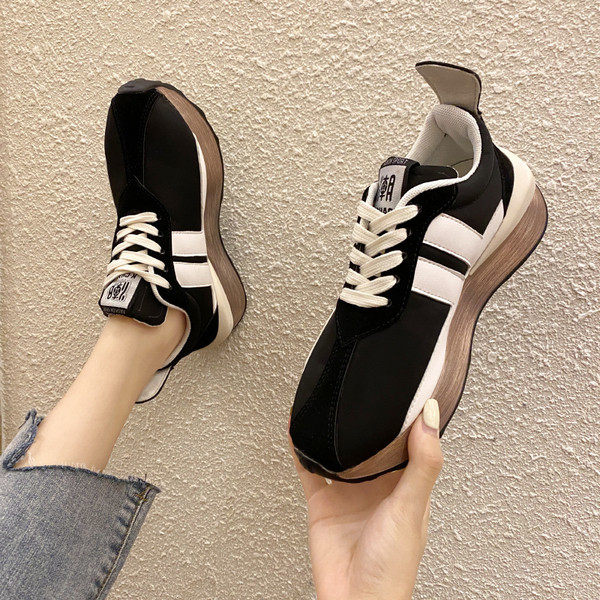 Νέο μοντέλο γυναικεία αθλητικά παπούτσια με κορδόνια και έμβλημα