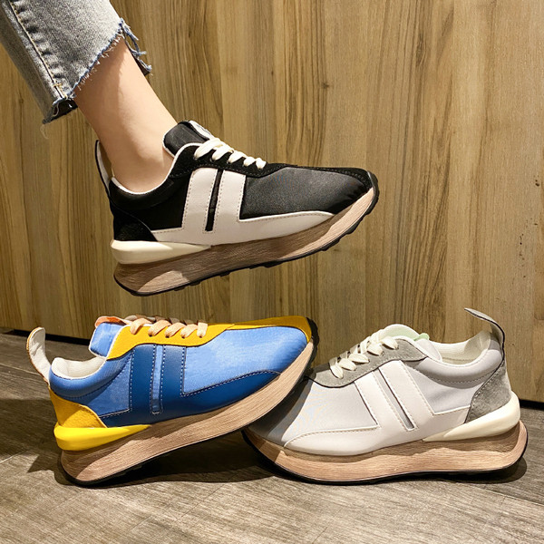 Νέο μοντέλο γυναικεία αθλητικά παπούτσια με κορδόνια και έμβλημα