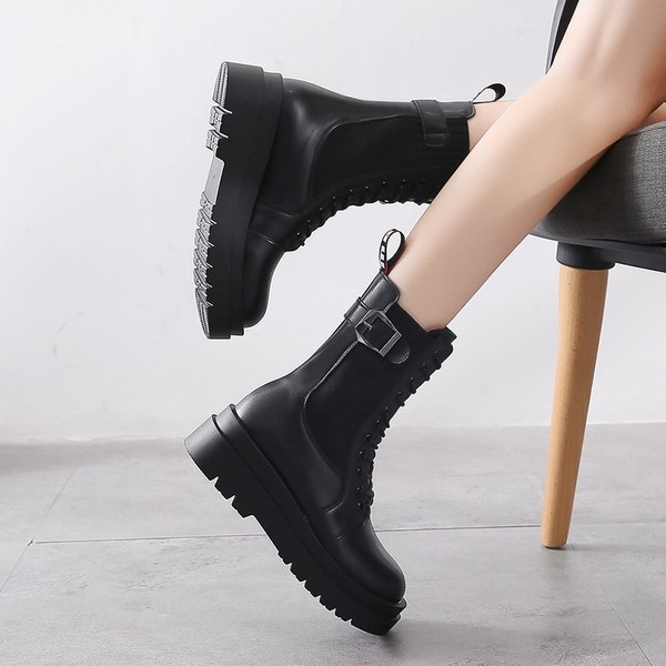 Modern női csizma magas talppal