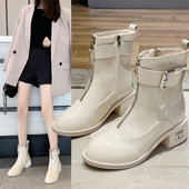 Stílusos női csizma cipzárral és szögletes sarokkal