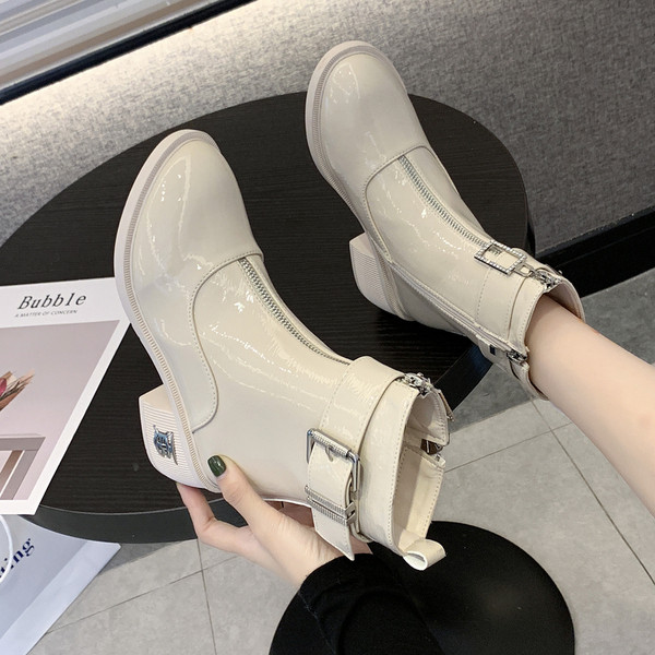 Stílusos női csizma cipzárral és szögletes sarokkal