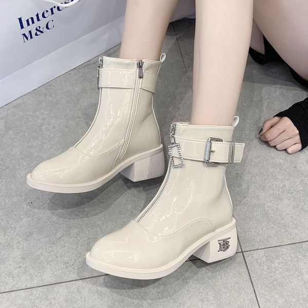 Stílusos női csizma cipzárral és szögletes sarokkal