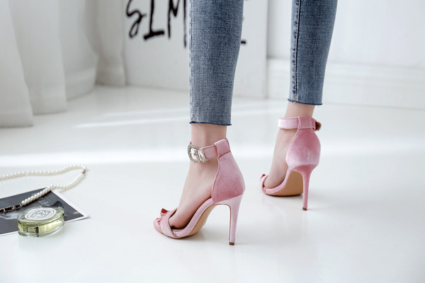 Κομψά γυναικεία ψηλοτάκουνα παπούτσια με αγκράφα