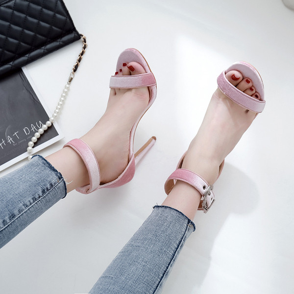 Κομψά γυναικεία ψηλοτάκουνα παπούτσια με αγκράφα