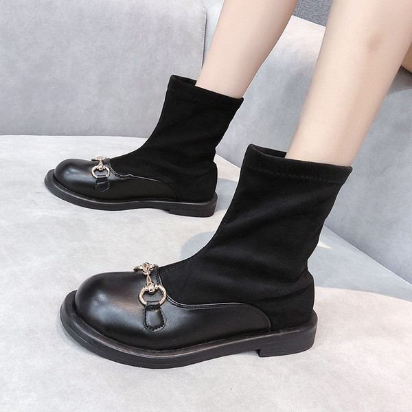 Musta värvi pandlaga ja lameda tallaga naiste saapad