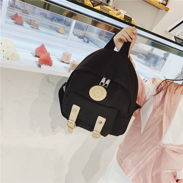 Μικρό γυναικείο σακίδιο με αγκράφες