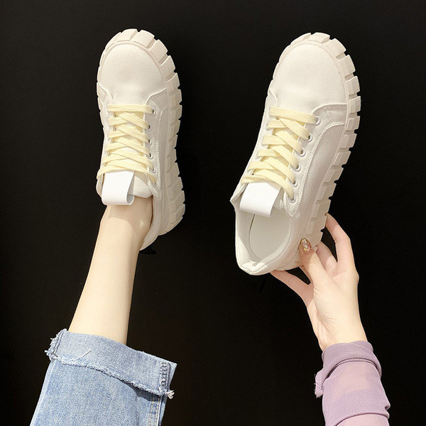 Női alkalmi tornacipő lapos talppal és fűzővel, három színben