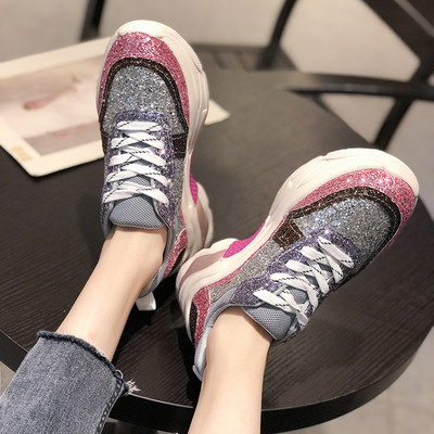 Moodsad naiste tossud läikiva elemendiga