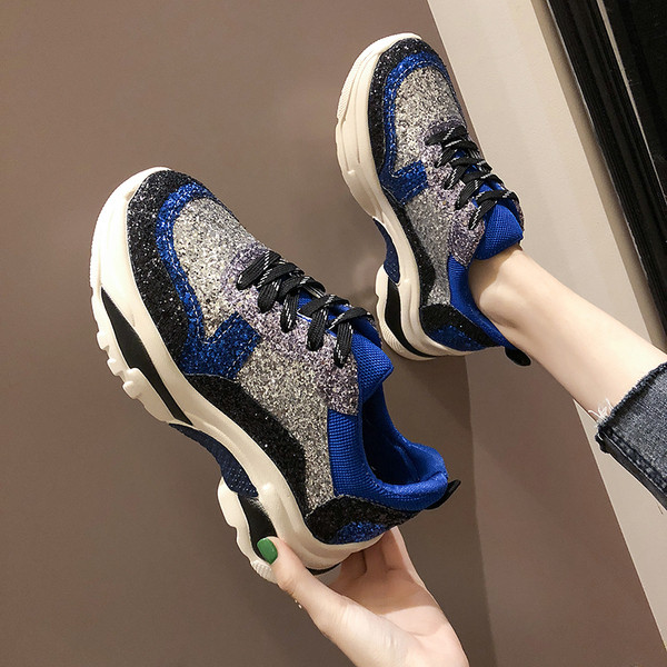 Moodsad naiste tossud läikiva elemendiga