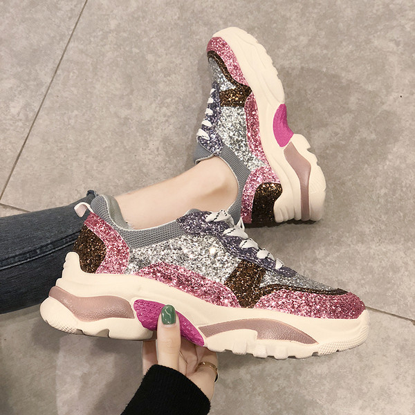 Moodsad naiste tossud läikiva elemendiga