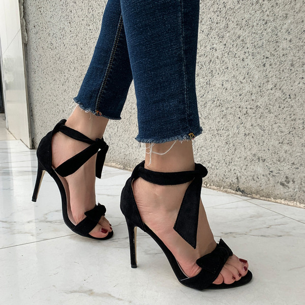 Κομψά γυναικεία παπούτσια με ψηλά τακούνια με κορδόνια και κορδέλα