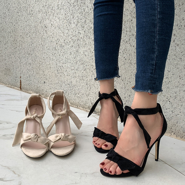 Κομψά γυναικεία παπούτσια με ψηλά τακούνια με κορδόνια και κορδέλα