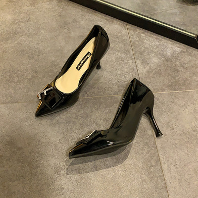 Κομψά γυναικεία παπούτσια με αγκράφα και λεπτό τακούνι 8 cm