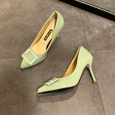 Κομψά γυναικεία παπούτσια με αγκράφα και λεπτό τακούνι 8 cm