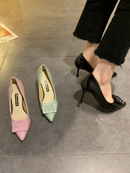 Κομψά γυναικεία παπούτσια με αγκράφα και λεπτό τακούνι 8 cm