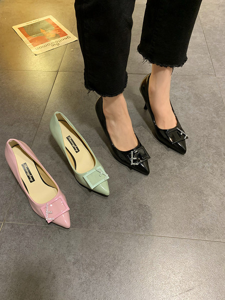 Κομψά γυναικεία παπούτσια με αγκράφα και λεπτό τακούνι 8 cm