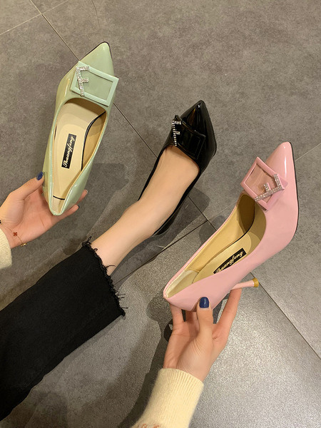 Κομψά γυναικεία παπούτσια με αγκράφα και λεπτό τακούνι 8 cm