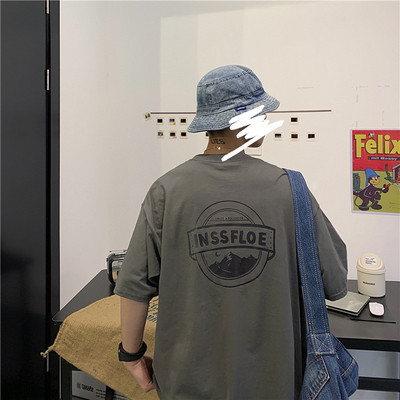 Suvine meeste T-särk, mille seljal on kiri