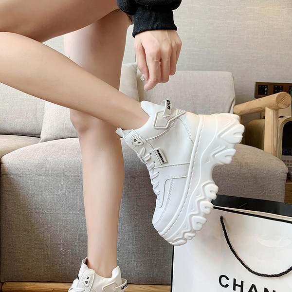 Γυναικεία αθλητικά παπούτσια με ψηλή τραχιά σόλα και κορδόνια